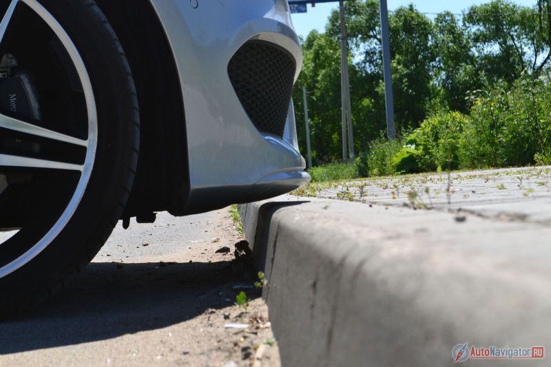 Над стандартным бордюром бампер проходит, но не до колеса, а до характерного скрежета. Можно было бы и повыше сделать