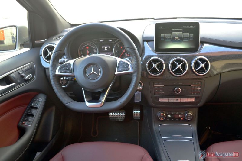 Внутри все в стиле А-класса. Никаких деревянных панелей, бежевого цвета и кресел-качалок