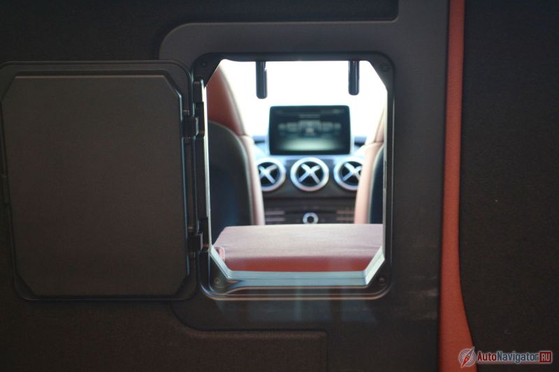 Лючок для длинномеров открывается из багажника, а чтобы крышка не болталась, она примагничивается к спинке сиденья. Однако такой способ перевозки лыж может повредить кожу подлокотника. И уж лучше бы крышка откидывалась на подлокотник в салон, как у большинства производителей