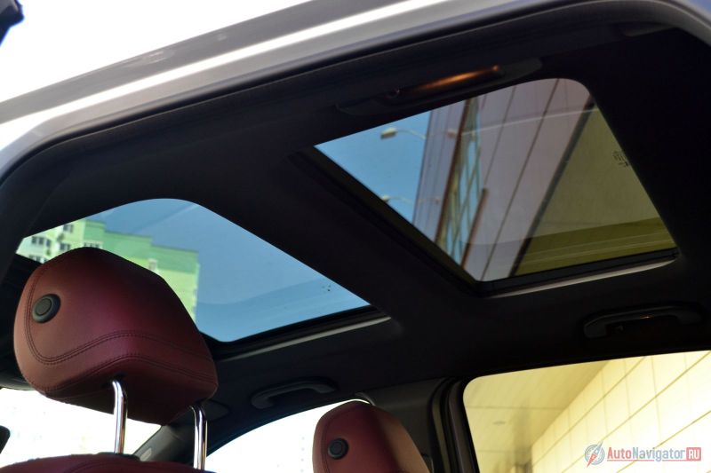 Стеклянная двухсекционная крыша со шторкой на электроприводе и с люком – опция ценой в 95 000 рублей