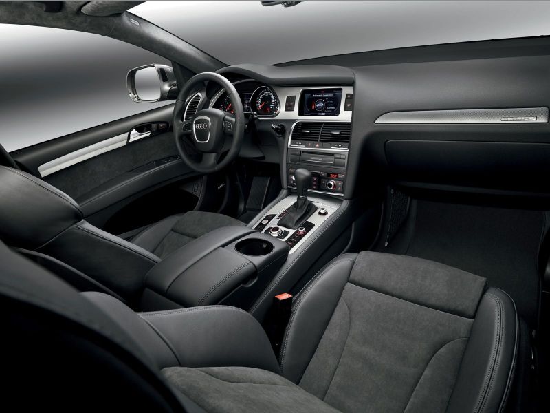 … строгий алюминиево-чёрный…