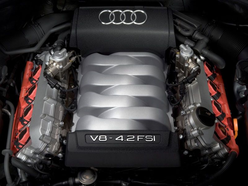 Бензиновый 4.2 FSI (350 л.с., 440 Нм) попадается только на машинах до обновления