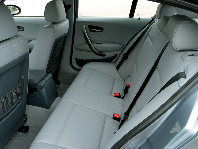 Качество салона обычной версии нареканий не вызывает. Жалоб на потертости сидений и поломки пластика не поступало