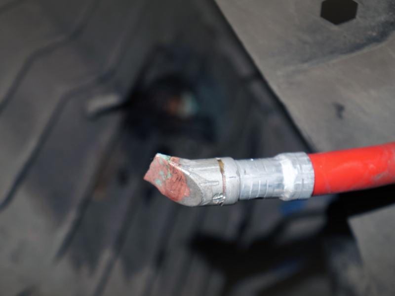 Ничем не защищенный и уже отпавший плюсовой провод