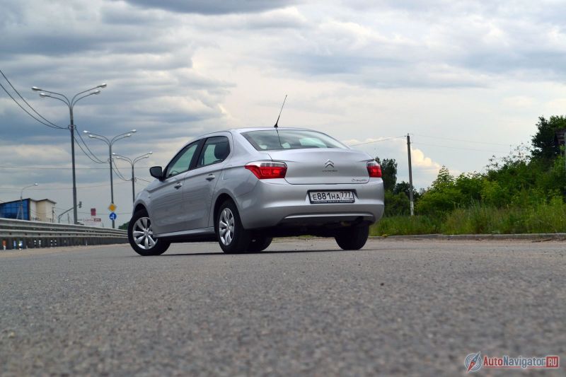 С другой стороны корейские лоукостеры уже приелись, а C-Elysee на дороге встретишь нечасто. Да и угонщики на него вообще не смотрят – он же француз