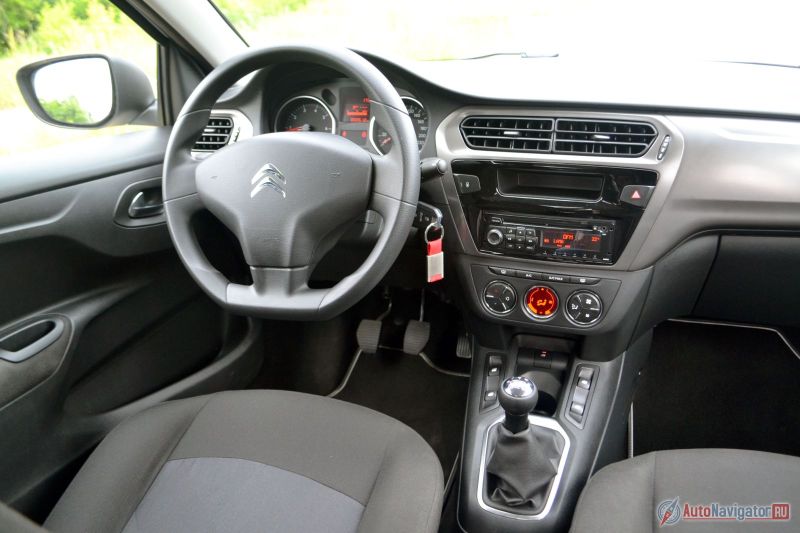 Салон приятный и уютный. Это средняя комплектация, поэтому музыка тут попроще, без USB и клавиш на руле (то есть подрулевого джойстика), а вместо климат-контроля обычный кондиционер, руль без кожи и нет подлокотника между сиденьями