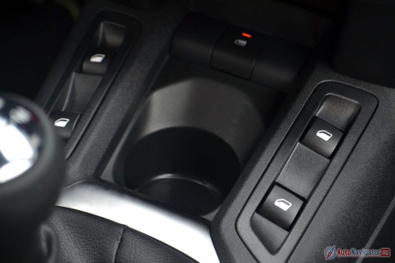 Подстканник всего один, но это полбеды (есть еще подстаканники в районе спинок передних сидений, но они, скорее, для задних пассажиров). Настоящий культурный шок вызывают электростеклоподъемники, расположенные там же, где рычаг КПП. В XXI веке так уже никто не делает. Почему так? Ответ прост – ради экономии. Но много ли получилось сэкономить (?), пользоваться-то ими неудобно