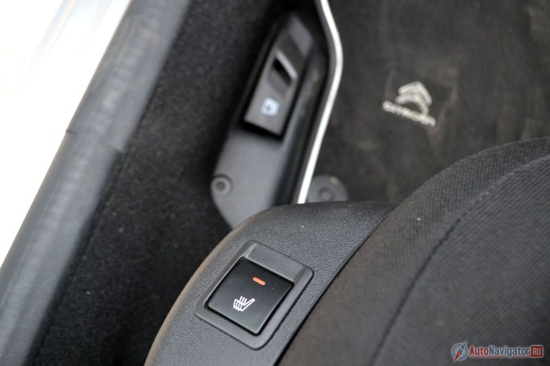 Подогрев сидений одноступенчатый, а кнопка по доброй пежо-ситроеновской традиции расположена в слепой зоне между сиденьем и дверью