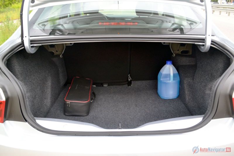 Багажник большой – 506 литров. Больше только у Skoda Rapid. Но проем узкий и сложной формы, так что с габаритными грузами могут возникнуть проблемы