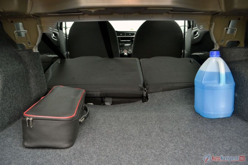 Лючка для длинномеров нет, но сиденья складываются. Однако пол будет неровным, и все как-то неаккуратно