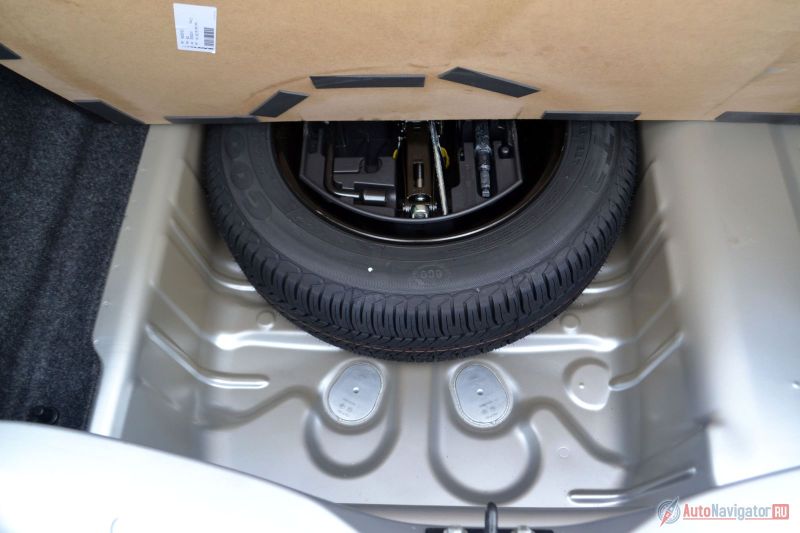 Мало кто догадывается, но в нише под запасное колесо (полноразмерное, кстати), есть еще куча места. Например, для масла, набора инструментов, незамерзайки или другой мелочевки. Чтобы все эти необходимые, но редко пригождающиеся, вещи не моталась по багажнику в поворотах