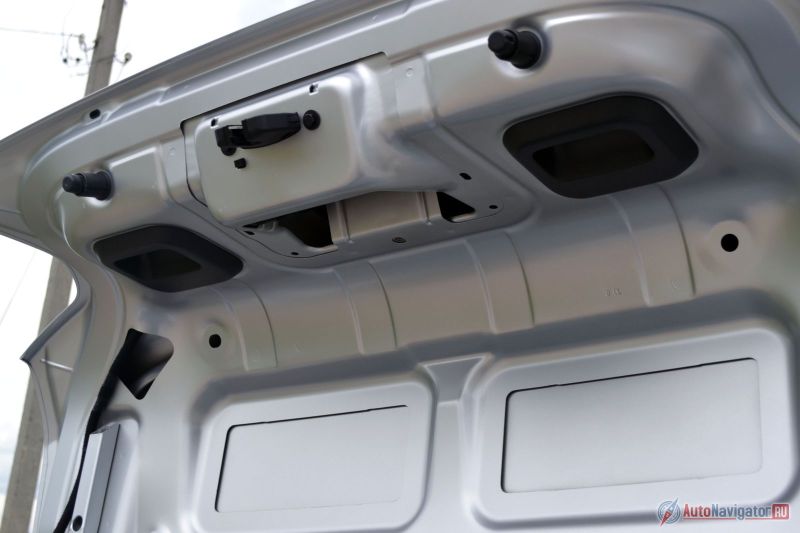 Крышка багажника ничем не обшита, но это не так уж и важно на самом деле. Хорошо, что есть пластиковые вставки для закрытия багажника, чтобы не обрезаться и не испачкаться