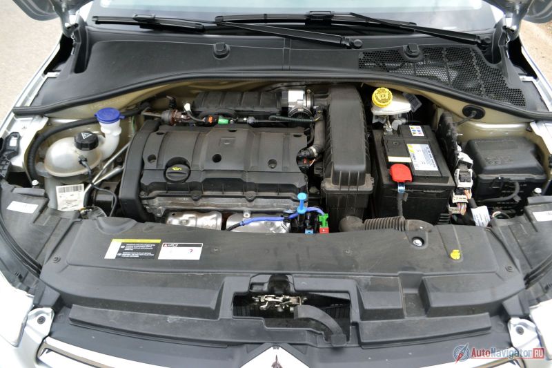 Под капотом повидавший ни одну модель мотор объемом 1,6 литра и мощностью 115 л.с. Максимальный крутящий момент 150 Нм при 4000 оборотов в минуту. Так что, если хотите ехать шустро, мотор нужно крутить и держать стрелку тахометра в районе 3000 оборотов в минуту