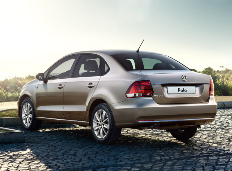 Корма обзавелась новым внутренним рисунком фонарей, иным бампером и хромом