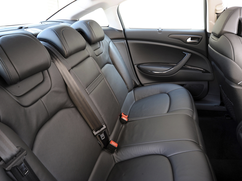 Качество материалов сомнений не вызывает. Сшито прочно, держится долго