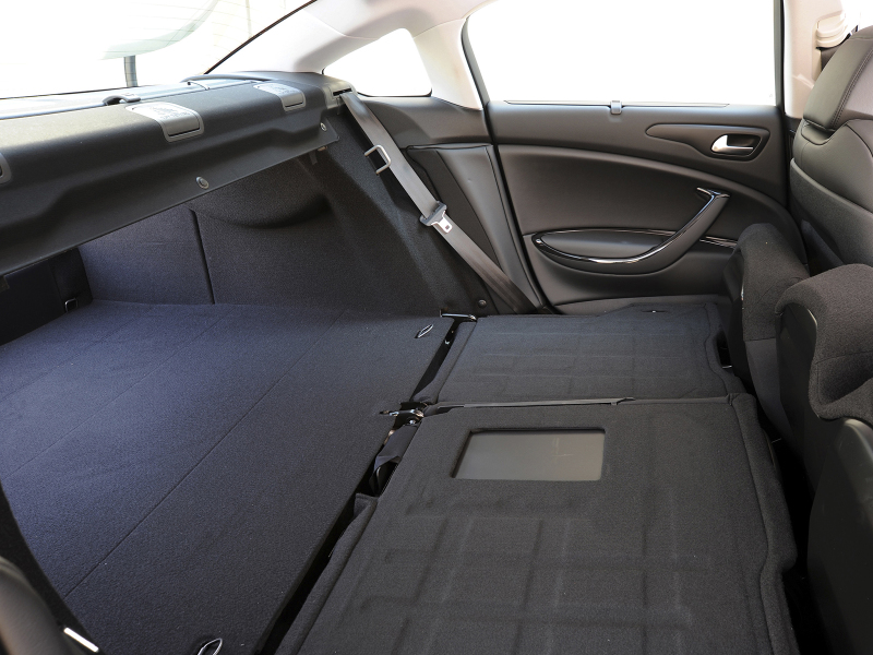 Тесно в С5 не будет никому. Салон просторен и, к тому же, достаточно продуман