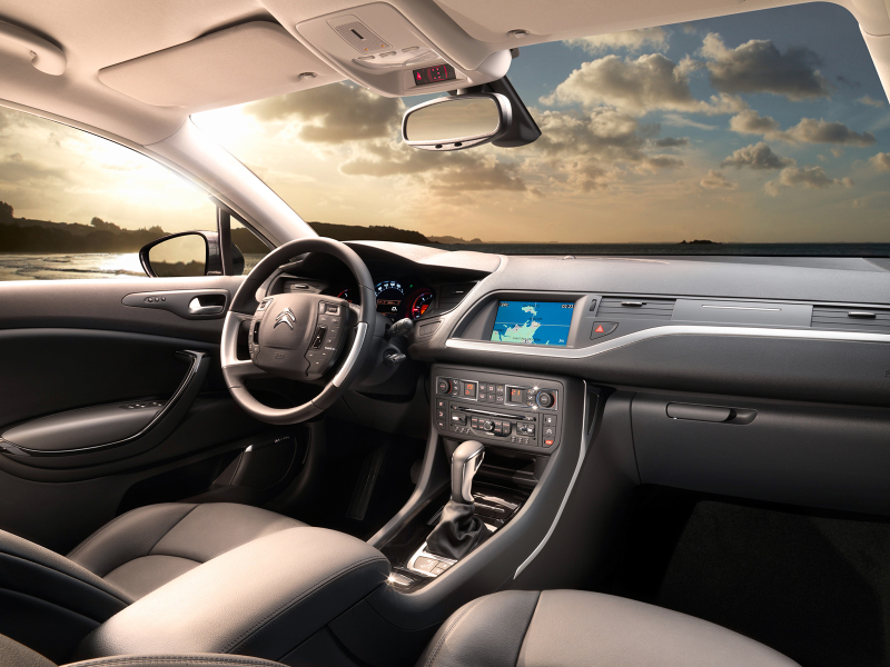 Стилистически интерьер С5 в 2010 году не поменялся, зато в электротехнической части появились новые приятные мелочи