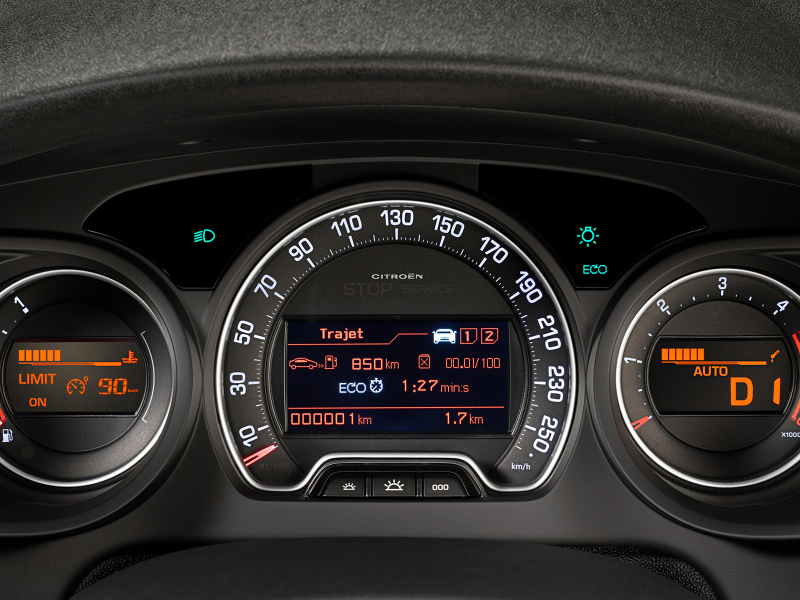 Одним из нововведений рестайлинга стало внедрение эко-ассистента в панель приборов