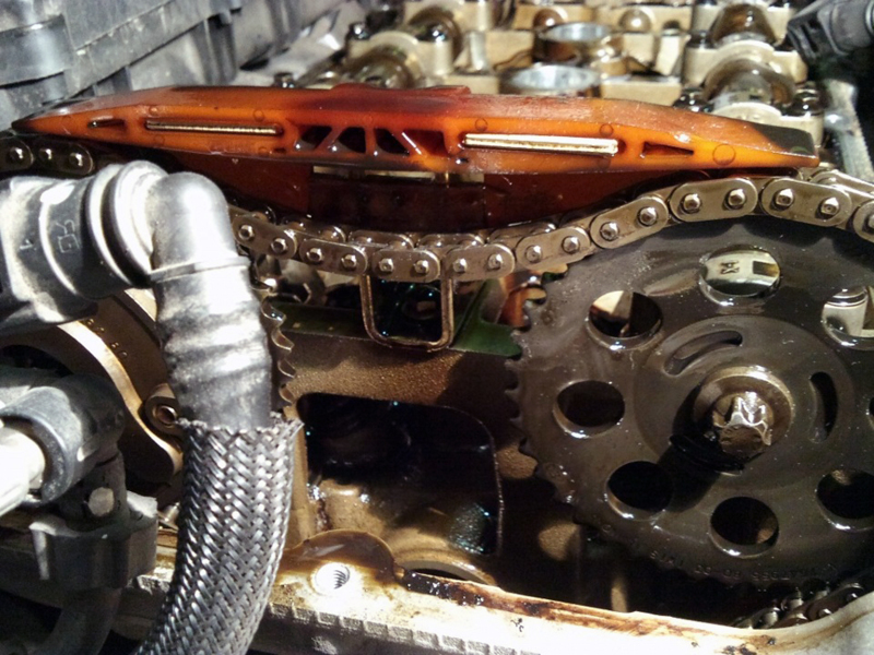 У 1.6-литрового агрегата ТНР150 к 30-40 тыс. км до критического состояния растягивается цепь. Под замену также идет виновник проблемы - гидронатяжитель
