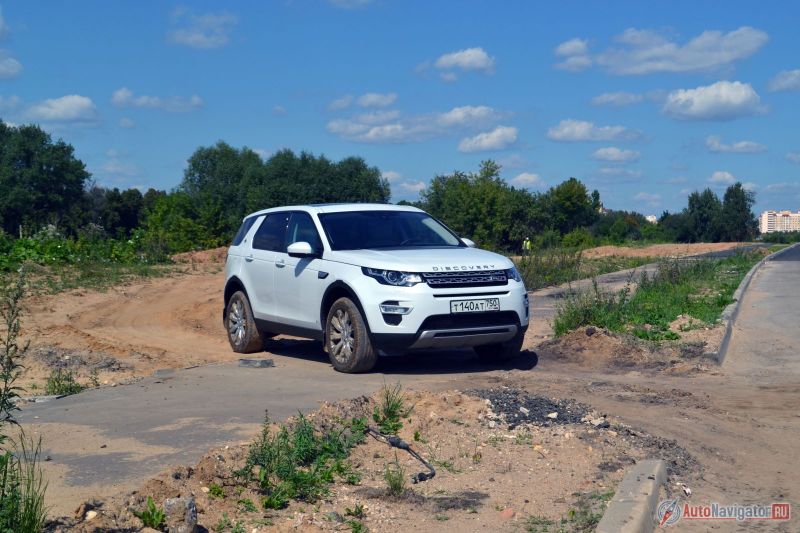 Автомобиль пришел на замену старому приятелю Freelander, но построен на базе Range Rover Evoque и носит шильдик Discovery. Так что же это на самом деле?