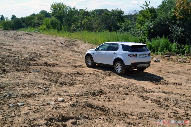 Есть тут что-то и от Land Rover и от более дорогого Range Rover. И все вроде хорошо, но автомобиль в себя не влюбляет