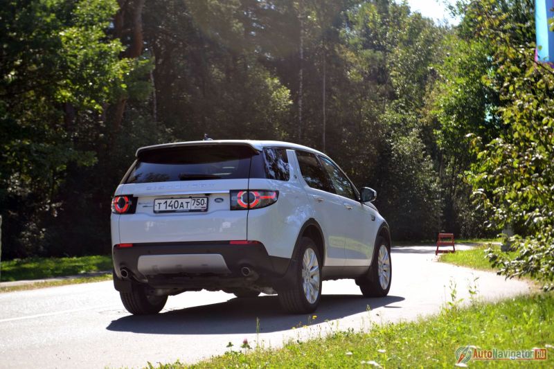 Discovery Sport напоминает отъевшегося семьянина с округлыми щеками и слоем подкожного жира. Не слишком злой и слишком округлый