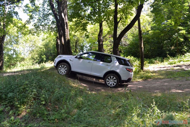 Угол въезда – 25 градусов, угол продольной проходимости – 21 градус, угол съезда- 31 градус, глубина преодолеваемого брода – 600 мм, дорожный просвет – 212 мм