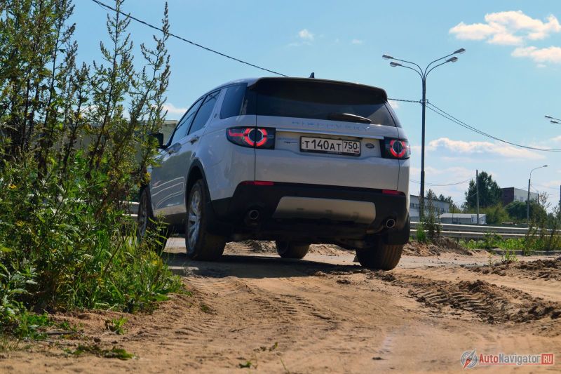 Это, конечно, не Defender в плане внедорожных способностей, но геометрия кузова и возможности трансмиссии позволяют многое, что недоступно просто кроссоверам