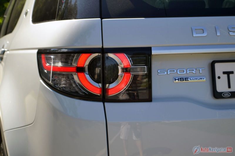 Рисунок габаритных огней сзади полностью повторяет рисунок ходовых огней спереди