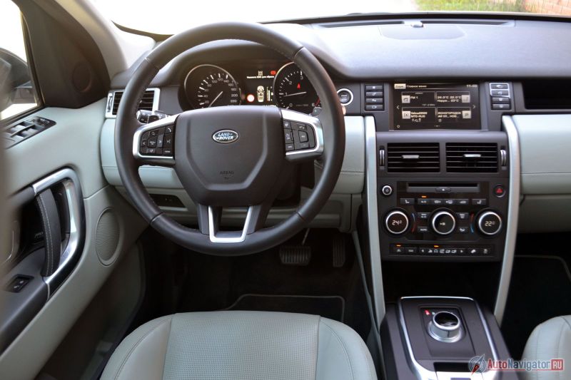 Интерьер строг и прямолинеен. Во главу угла поставлен вовсе не дизайн и всякие интересные детали, а общее настроение функциональности