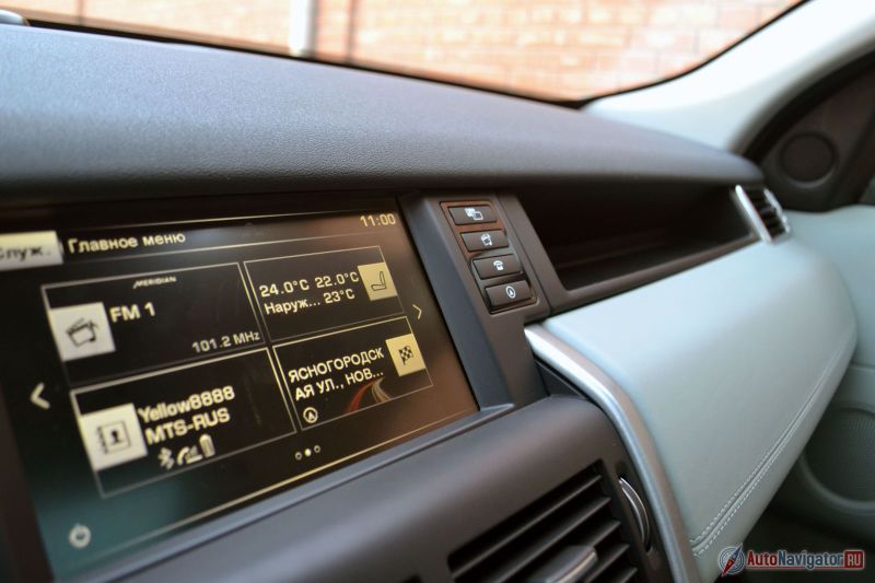 Традиционная для британских внедорожников полочка над бардачком тут тоже есть. Экран мультимедийной системы такой же, как на других моделях Jaguar Land Rover – может показывать разные картинки для водителя и пассажира