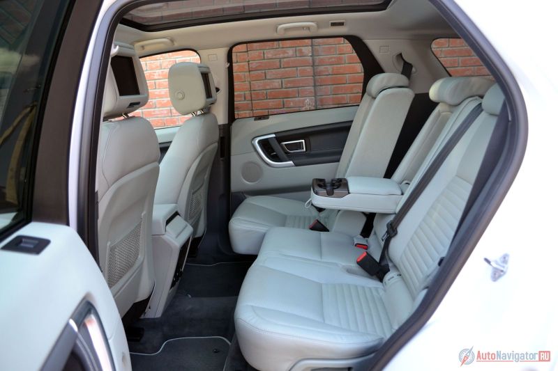 Задние сиденья двигаются в горизонтальном направлении вперед-назад на добрых полтора десятка сантиметров. В крайнем положении пространство для ног сопоставимо с аналогичным показателем Range Rover. Наклон спинки тоже меняется