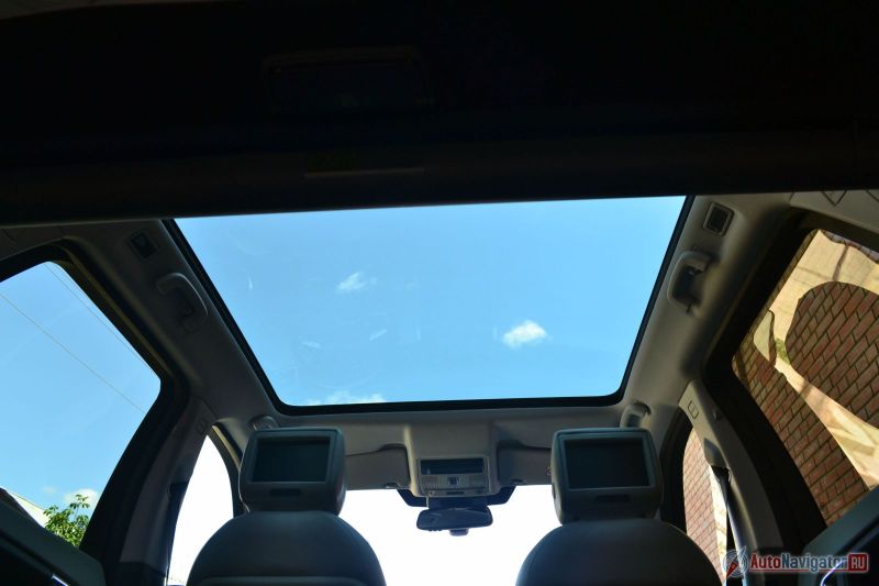 Панорамная стеклянная крыше в самом прямом смысле. То есть не кусок стекла, вставленный в крышу, чтобы пассажиры второго ряда могли поглазеть на небо, а полностью стеклянная крыша, нависающая даже над багажником. Так что пассажиры третьего ряда, в случае его наличия, тоже смогут угадывать в облаках драконов