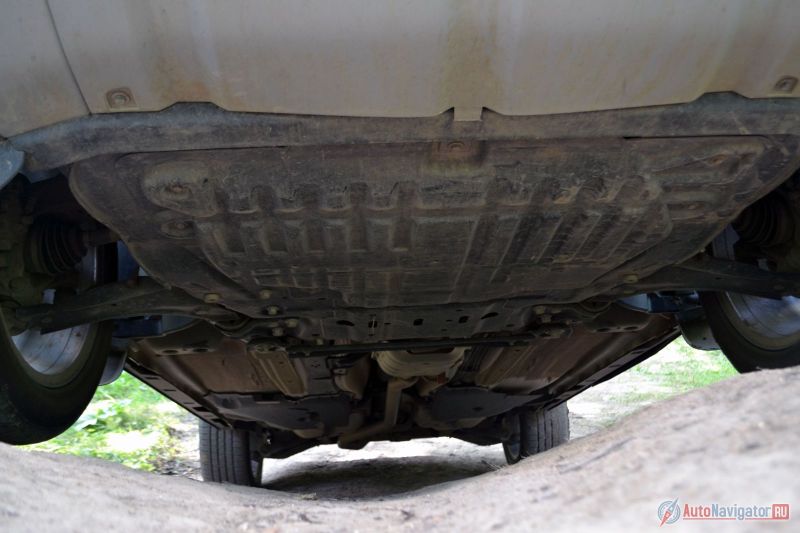 Дно почти идеально ровное. С одной стороны нечем зацепиться, с другой стороны - если сел на брюхо, то уж сел, и подкапать только в одном месте не получится