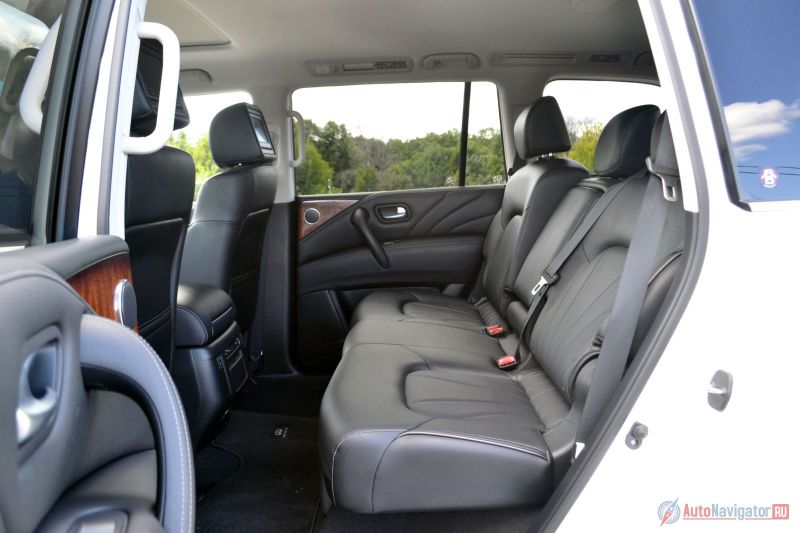 Спинки задних сидений регулируются по углу наклона. А места для ног на втором ряду больше, чем спереди. Второй ряд может состоять как из двух раздельных кресел, так и из привычного дивана для троих, как тут. Кстати, трое вмещаются не формально, а реально. Причем без каких-либо неудобств