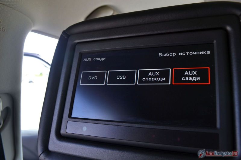 С распространением планшетов, надобность в такой опции как задние мониторы фактически отпала. Ну есть они и есть, отказаться только от них все равно нельзя. Кому интересно, они семидюймовые