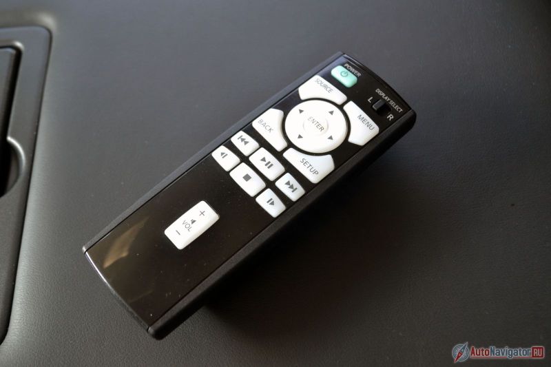 Пульт один на двоих и специального отделения для него сзади нет. Приходится забивать и без того небольшой бардачок им и беспроводными наушниками. Хорошо, что спереди есть еще огромный бокс под подлокотником между сиденьями