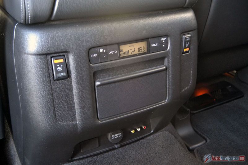 Сзади климат-контроль один на двоих, а кнопки подогрева сидений взяты с давнишнего бюджетного Nissan