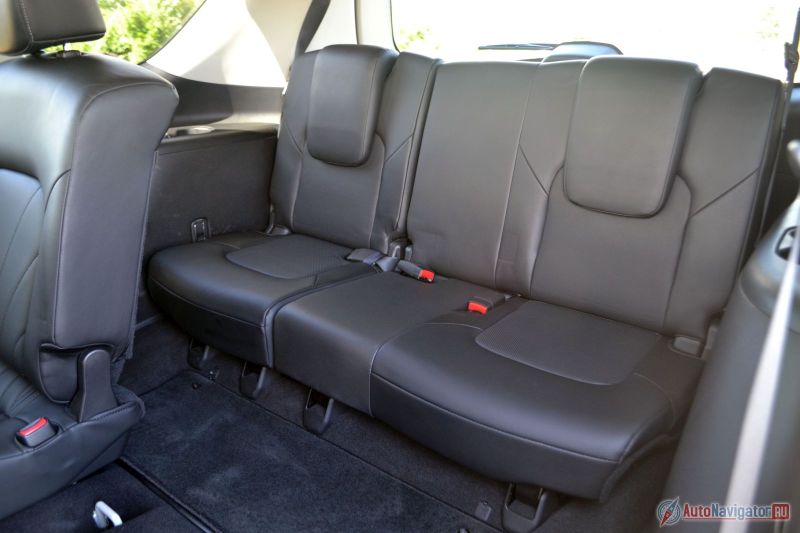 На третьем ряду еще три места, хотя по факту втроем там тесно. Проблема в высоте. Для головы места полно, а вот коленки всегда остаются согнутыми. Хотя опыт показал, что на третьем ряду можно ехать не одну сотню километров. Но лучше всего туда сажать небольших девушек, подростков или детей. С совсем маленькими, правда, возникнут проблемы, потому что креплений Isofix на третьем ряду нет