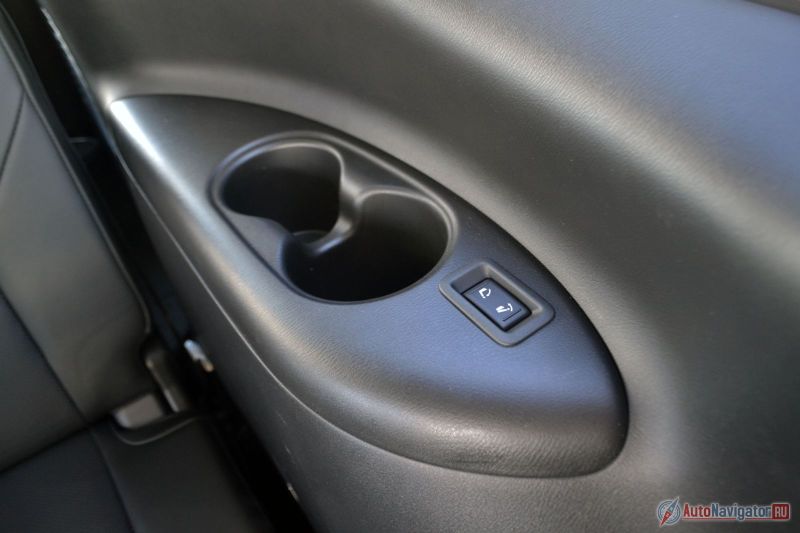 Для пассажиров третьего ряда предусмотрены индивидуальные подстаканники, элеткрорегулировка угла наклона спинки, собственные дефлекторы, свет и подголовники. Кстати, несмотря на то, что ремней безопасности на галерке три, подголовники только для двоих