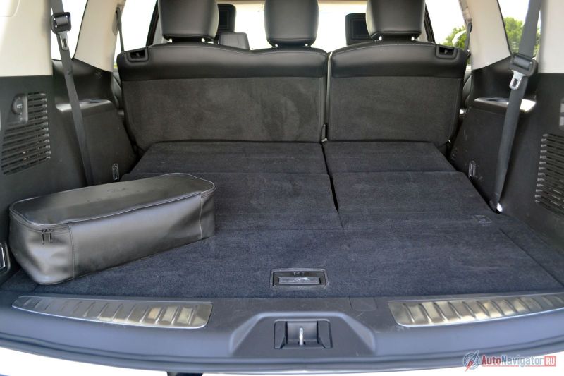 Если третий ряд сложить (при помощи электропривода), то до спинок второго ряда дотянуться рукой, не ложась в багажник, не получится. Объем – 1404 литра. Достаточно, чтобы перевести шесть лабрадоров, холодильник, шкаф или 27 тонн чистого золота, если усилить подвеску, конечно