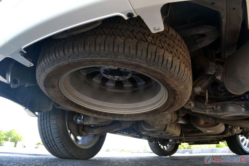 Под задним бампером полноразмерная запаска на литом диске