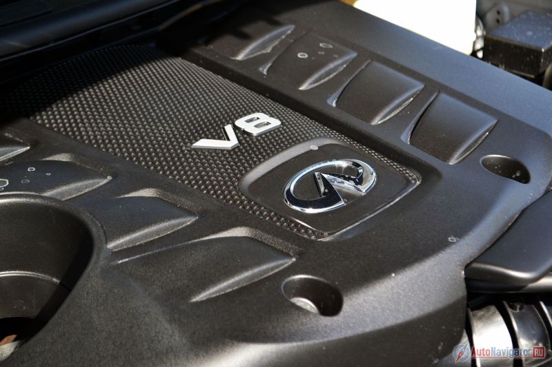 100-литрового бака хватает для такого монстра совсем ненадолго. Средний расход в смешанном цикле составляет 19,5 литров на 100 км (по паспорту 14,5), по трассе – 15,5 л/100 км (по паспорту 11), а в городе с пробками и светофорами получалось не меньше 25 л/100 км (по паспорту