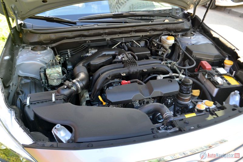 Оппозитный атмосферный четырехцилиндровый 2,5-литровый двигатель опускает центр тяжести и улучшает управляемость (по сравнению с обычными рядными и V-образными моторами). Характеристики: 175 л.с. при 5800 об/мин и 235 Нм крутящего момента при 4000 об/мин. 3,6-литровый мотор выдает 260 лошадей и 350 Нм