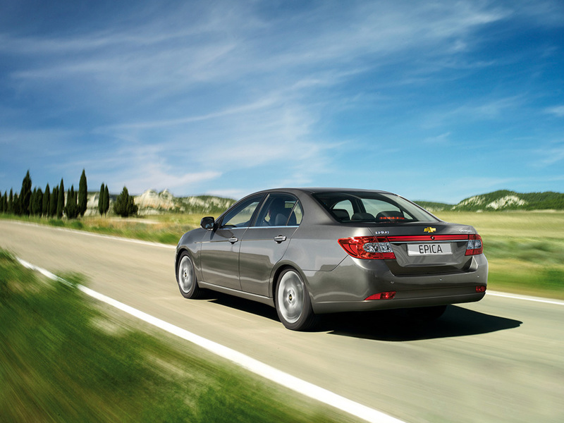 Chevrolet Epica (2010-2012). Больше всего в ходе рестайлинга преобразилась задняя часть. Не мудрено, ведь она вызывала больше всего противоречий