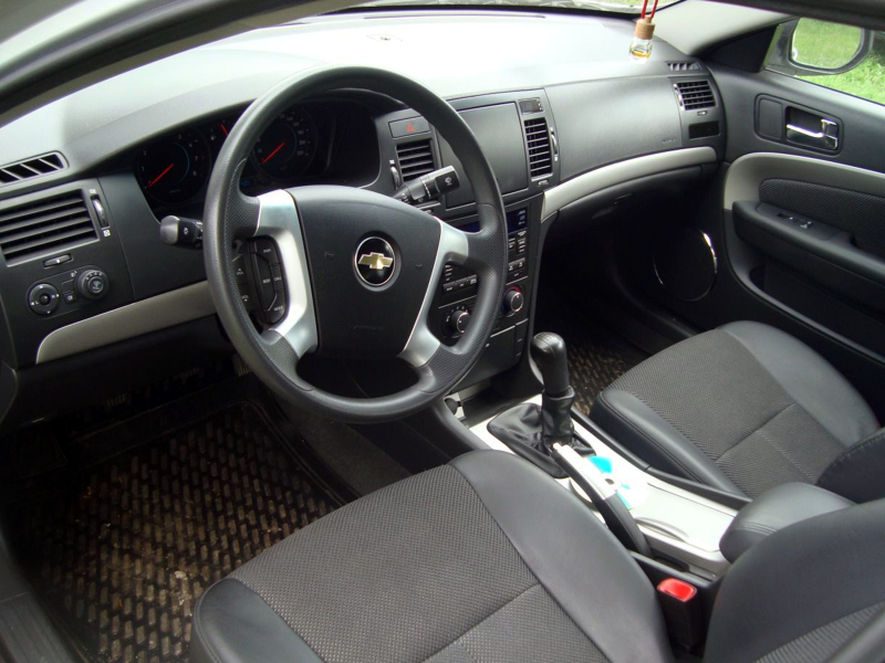 В интерьере метаморфоз после рестайлинга меньше. Корректировке подверглась панель приборов и часть центральной консоли