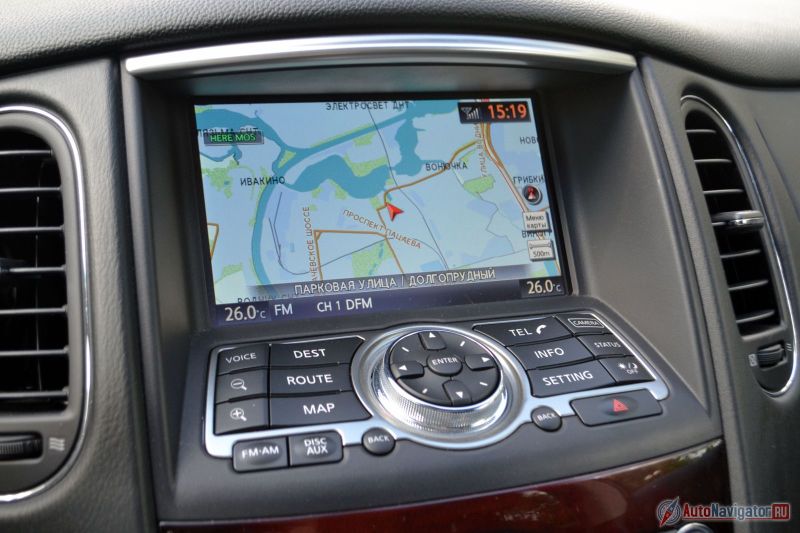 Встроенная навигация в Москве в последние годы довольно бесполезна – новых развязок она не знает. Но отказаться только от нее не получится. Это же «японец», так что либо берете комплектацию Hi-Tech с навигацией, четырьмя камерами и активным круиз-контролем с ограничителем, либо отказываетесь от всего этого и выбираете версию Elite