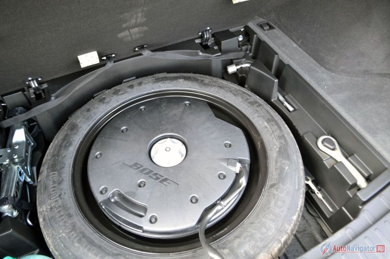 Ниша в запасном колесе (полноразмерном, кстати) занята частью аудиосистемы