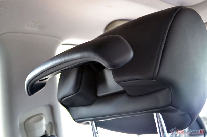 В водительском подголовнике есть небольшая вешалка. Хорошо, если бы она раздвигалась и становилась шире, а то пиджак на ней все равно подвешен не за плечики