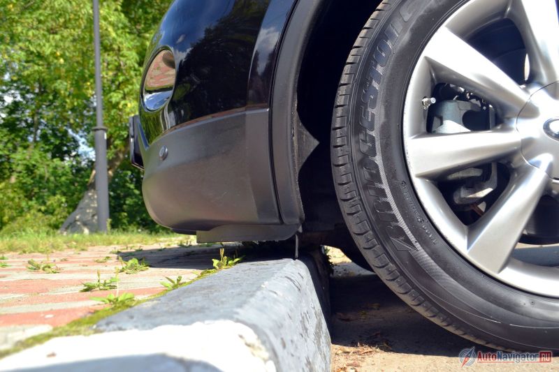 Клиренс совсем легковой – 147 мм. Для стандартных бордюров этого хватает, но все равно стоит быть внимательным. Хорошо хоть бамперы снизу из некрашеного пластика